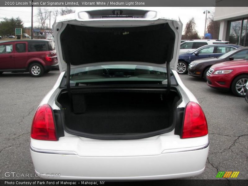 Vibrant White / Medium Light Stone 2010 Lincoln Town Car Signature Limited