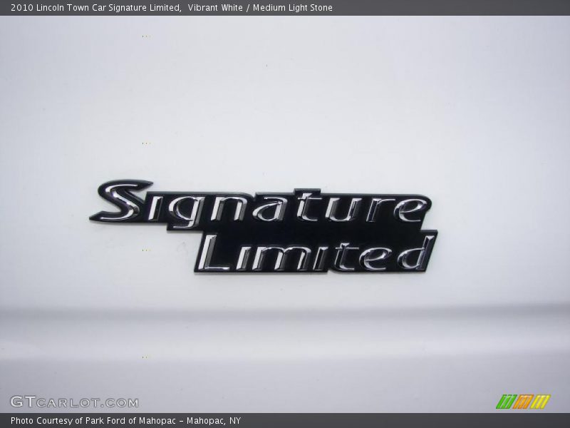 Vibrant White / Medium Light Stone 2010 Lincoln Town Car Signature Limited