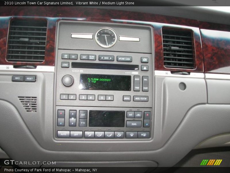 Vibrant White / Medium Light Stone 2010 Lincoln Town Car Signature Limited