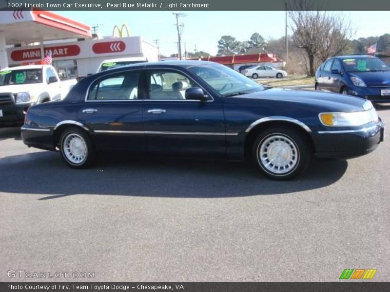 Pearl Blue Metallic / Light Parchment 2002 Lincoln Town Car Executive