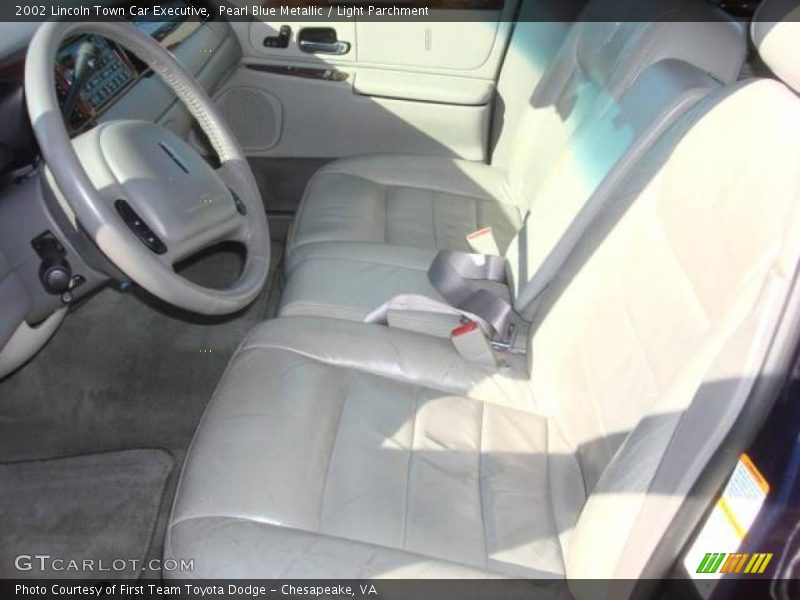 Pearl Blue Metallic / Light Parchment 2002 Lincoln Town Car Executive