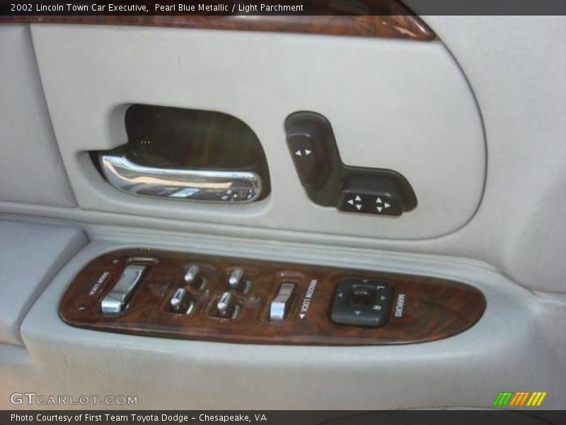 Pearl Blue Metallic / Light Parchment 2002 Lincoln Town Car Executive