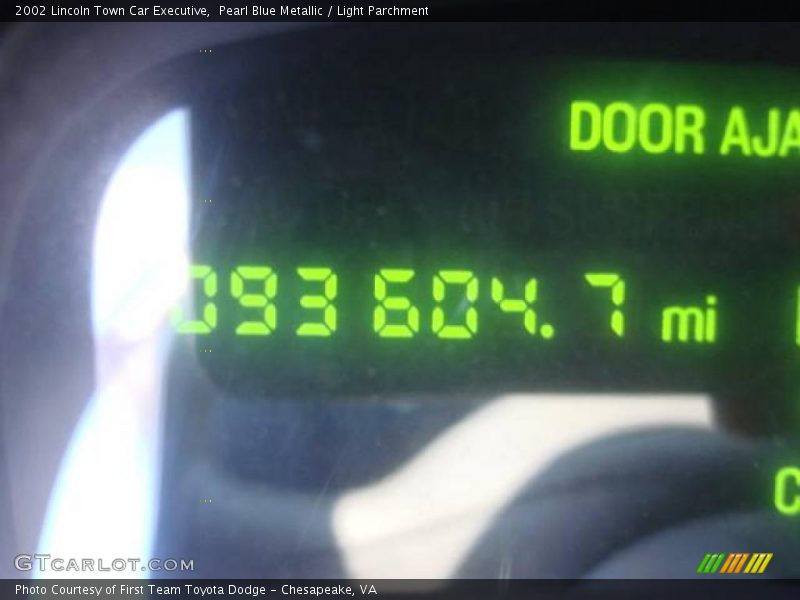 Pearl Blue Metallic / Light Parchment 2002 Lincoln Town Car Executive