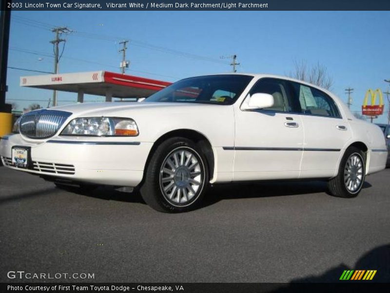 Vibrant White / Medium Dark Parchment/Light Parchment 2003 Lincoln Town Car Signature