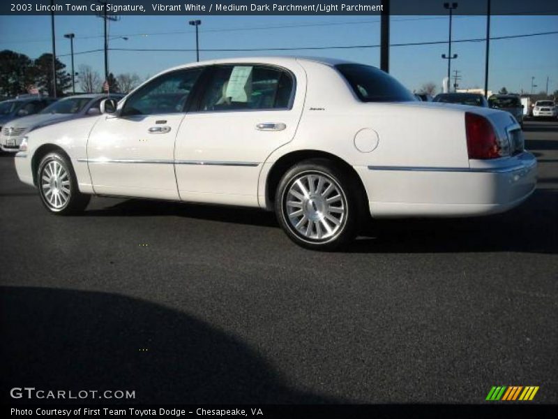 Vibrant White / Medium Dark Parchment/Light Parchment 2003 Lincoln Town Car Signature