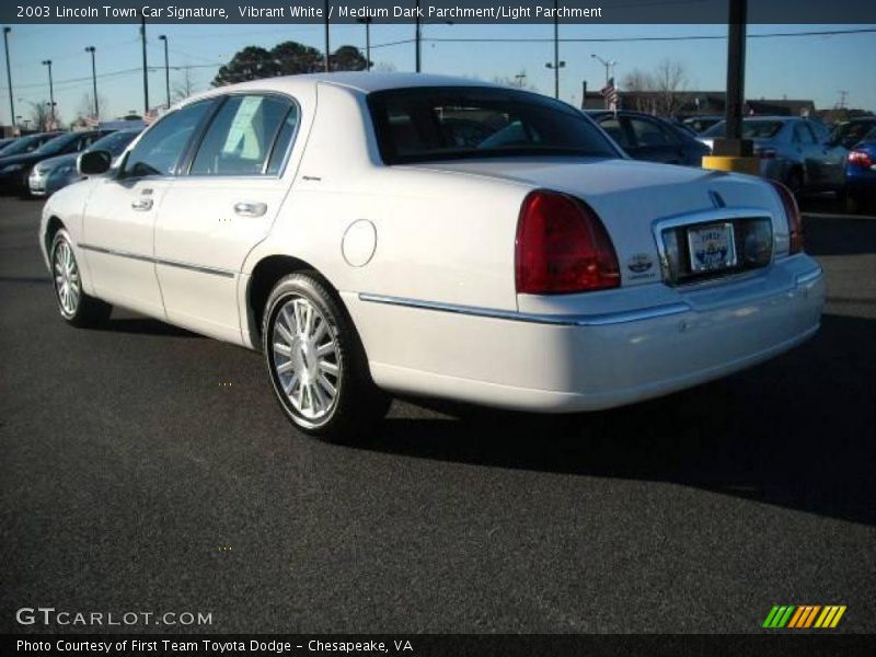 Vibrant White / Medium Dark Parchment/Light Parchment 2003 Lincoln Town Car Signature