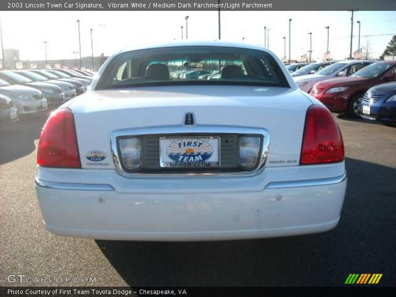 Vibrant White / Medium Dark Parchment/Light Parchment 2003 Lincoln Town Car Signature