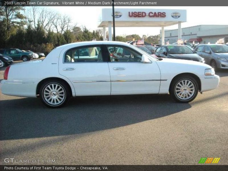 Vibrant White / Medium Dark Parchment/Light Parchment 2003 Lincoln Town Car Signature