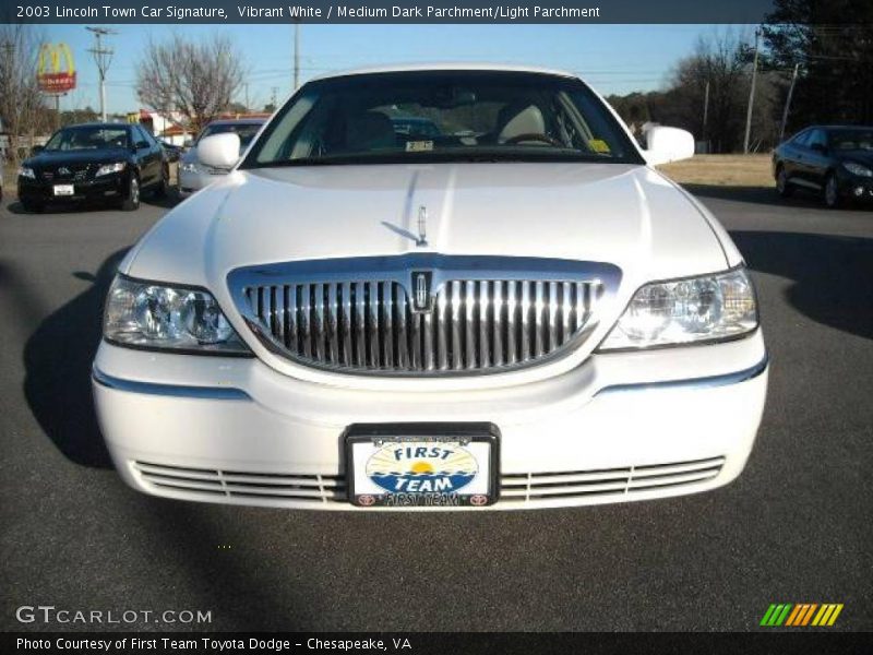 Vibrant White / Medium Dark Parchment/Light Parchment 2003 Lincoln Town Car Signature