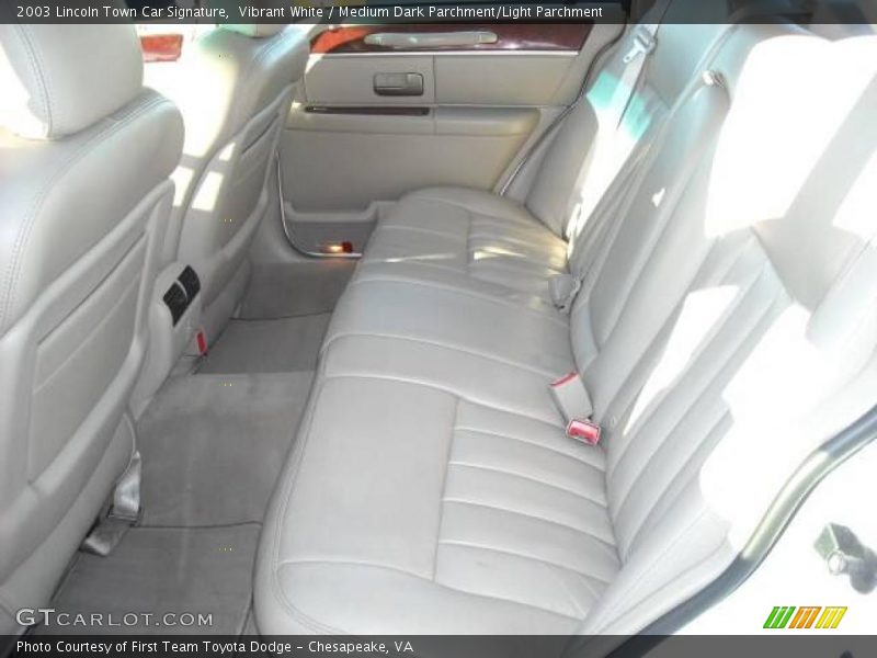 Vibrant White / Medium Dark Parchment/Light Parchment 2003 Lincoln Town Car Signature