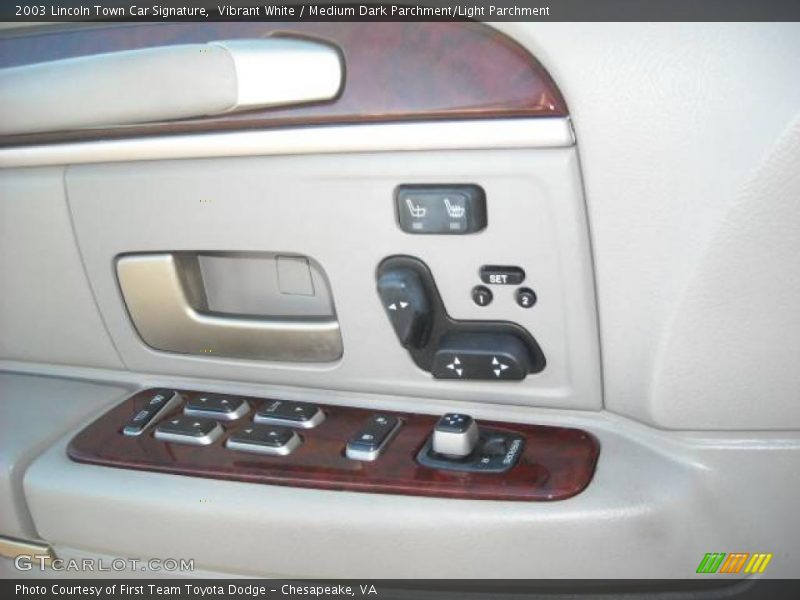 Vibrant White / Medium Dark Parchment/Light Parchment 2003 Lincoln Town Car Signature