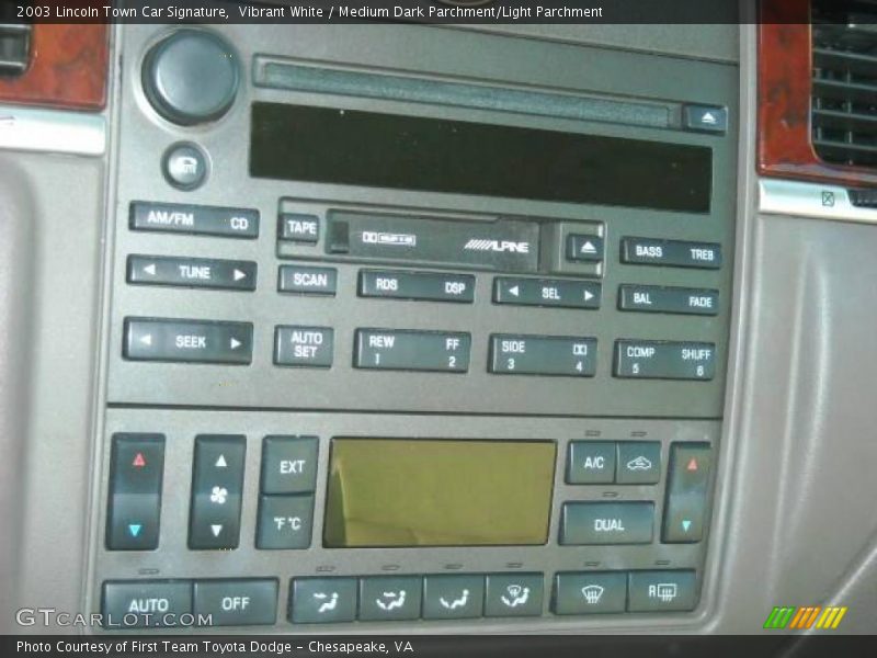 Vibrant White / Medium Dark Parchment/Light Parchment 2003 Lincoln Town Car Signature