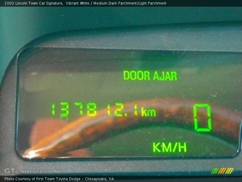 Vibrant White / Medium Dark Parchment/Light Parchment 2003 Lincoln Town Car Signature