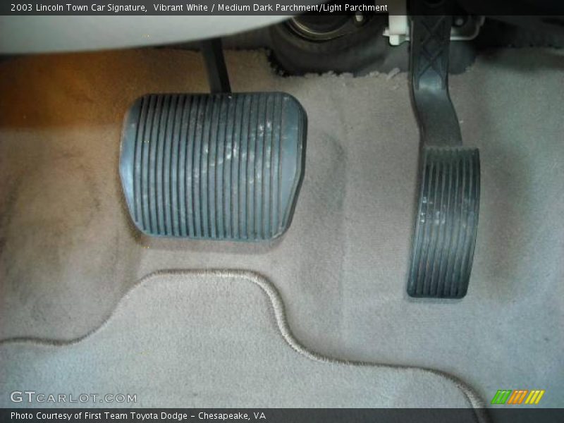 Vibrant White / Medium Dark Parchment/Light Parchment 2003 Lincoln Town Car Signature