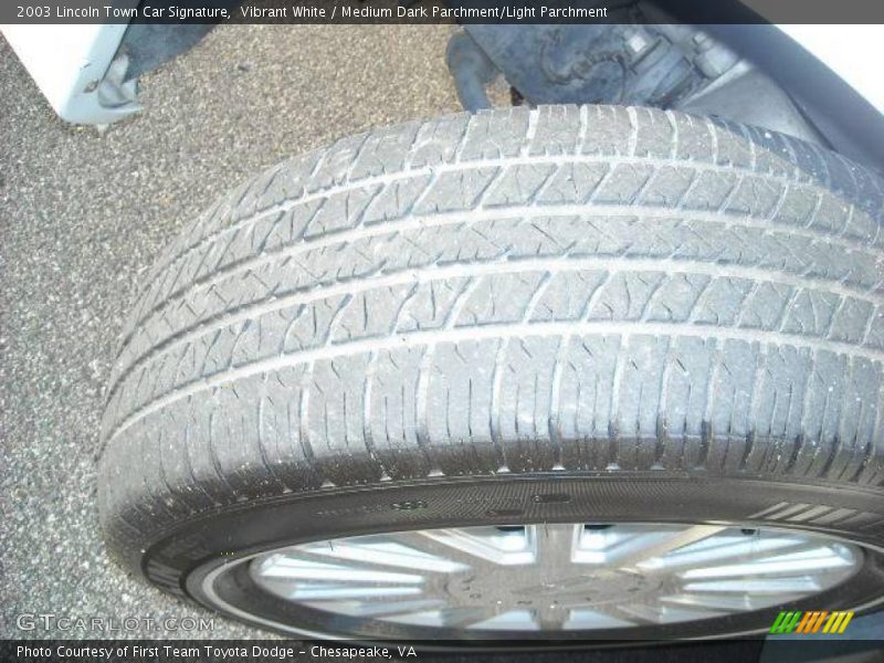 Vibrant White / Medium Dark Parchment/Light Parchment 2003 Lincoln Town Car Signature