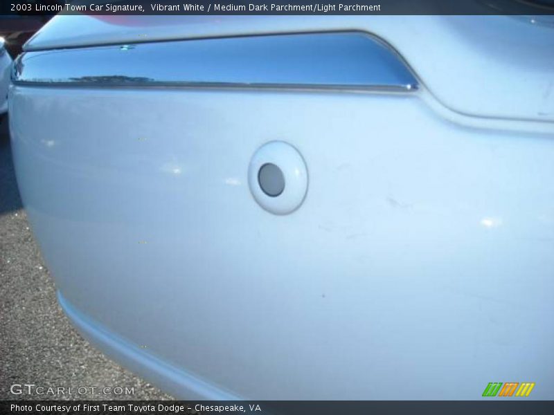 Vibrant White / Medium Dark Parchment/Light Parchment 2003 Lincoln Town Car Signature