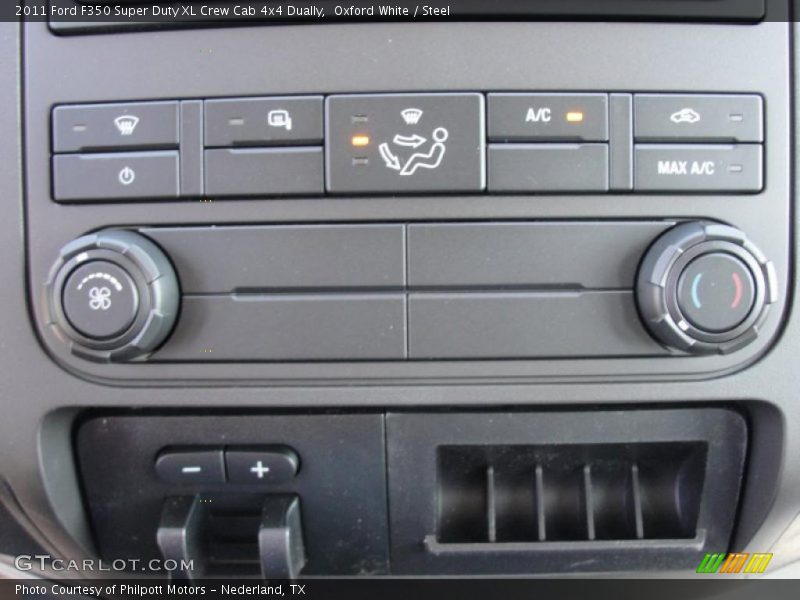 Controls of 2011 F350 Super Duty XL Crew Cab 4x4 Dually