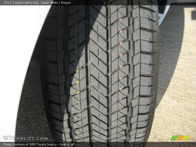 Super White / Bisque 2011 Toyota Camry XLE