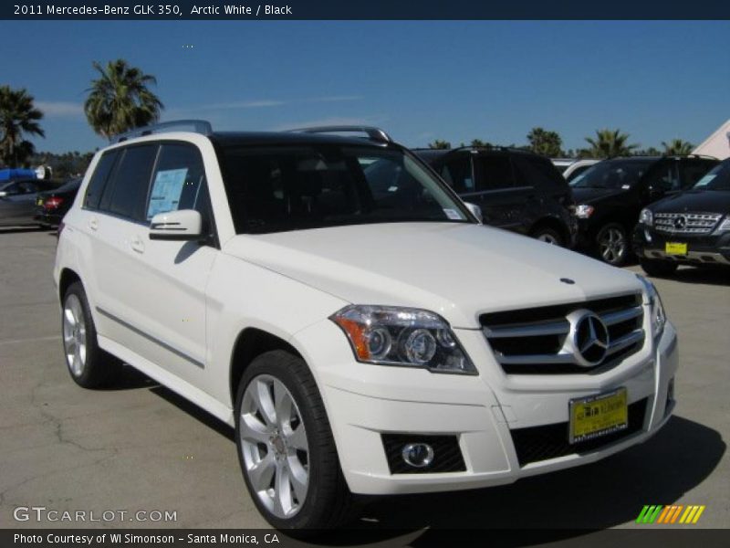 Front 3/4 View of 2011 GLK 350