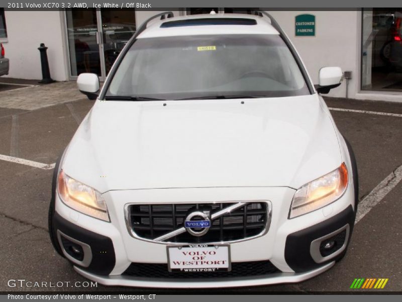 Ice White / Off Black 2011 Volvo XC70 3.2 AWD