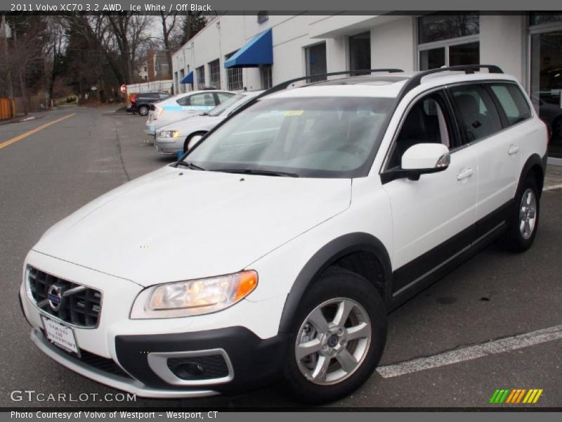 Front 3/4 View of 2011 XC70 3.2 AWD