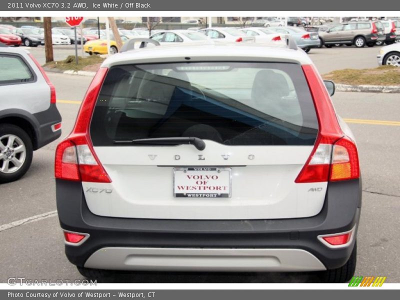 Ice White / Off Black 2011 Volvo XC70 3.2 AWD