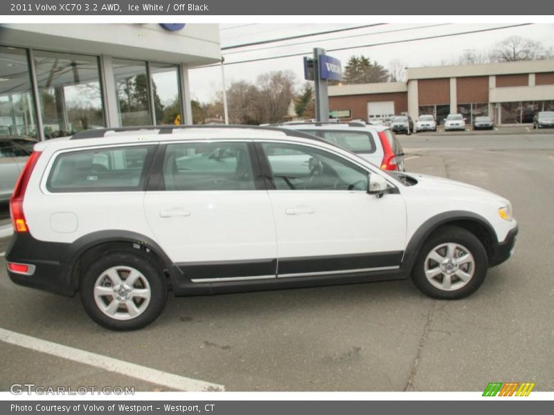 Ice White / Off Black 2011 Volvo XC70 3.2 AWD