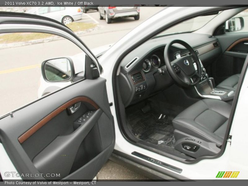 2011 XC70 3.2 AWD Off Black Interior