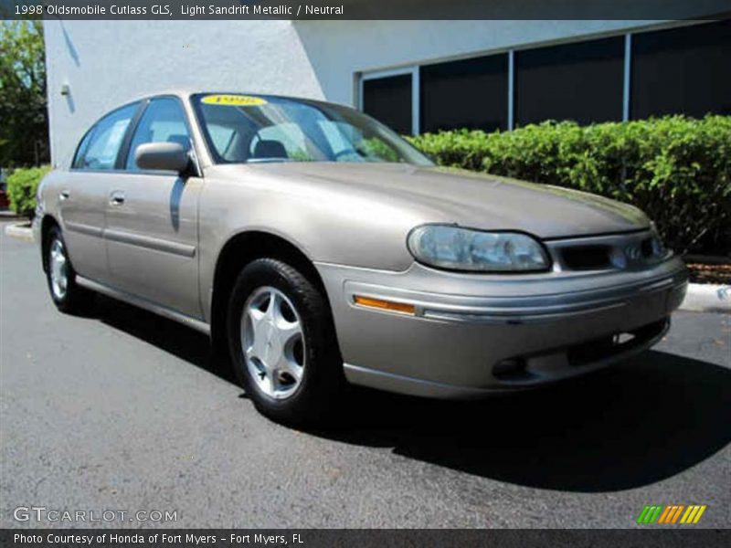 Light Sandrift Metallic / Neutral 1998 Oldsmobile Cutlass GLS