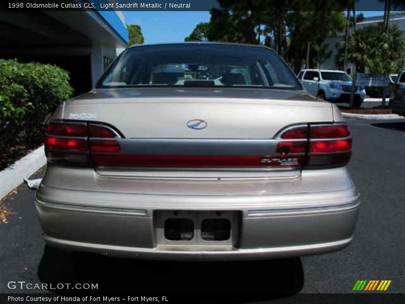 Light Sandrift Metallic / Neutral 1998 Oldsmobile Cutlass GLS