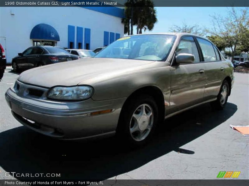 Light Sandrift Metallic / Neutral 1998 Oldsmobile Cutlass GLS