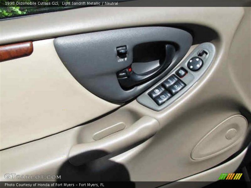 Light Sandrift Metallic / Neutral 1998 Oldsmobile Cutlass GLS