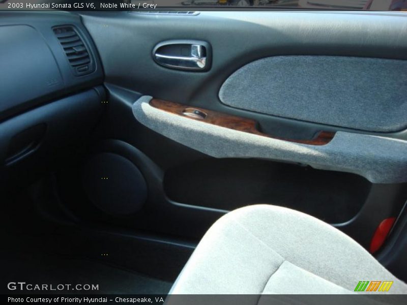 Noble White / Grey 2003 Hyundai Sonata GLS V6