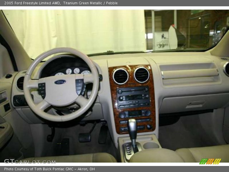 Dashboard of 2005 Freestyle Limited AWD