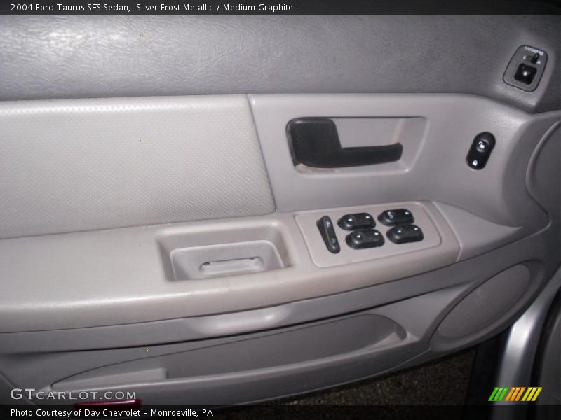 Silver Frost Metallic / Medium Graphite 2004 Ford Taurus SES Sedan
