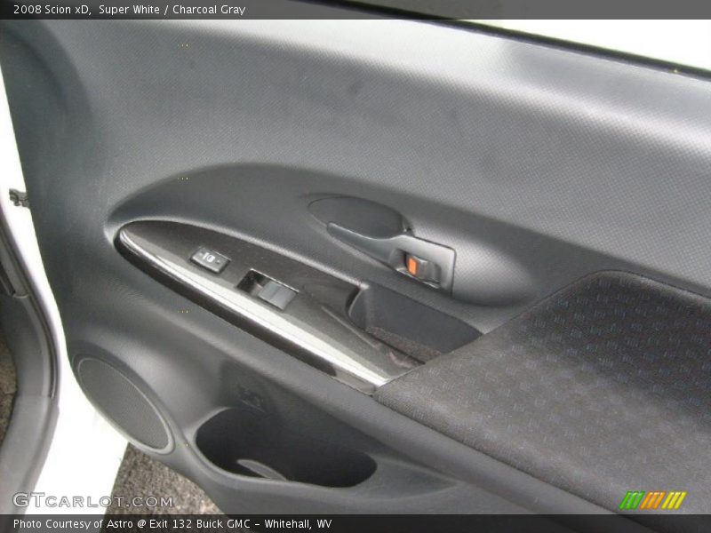Super White / Charcoal Gray 2008 Scion xD