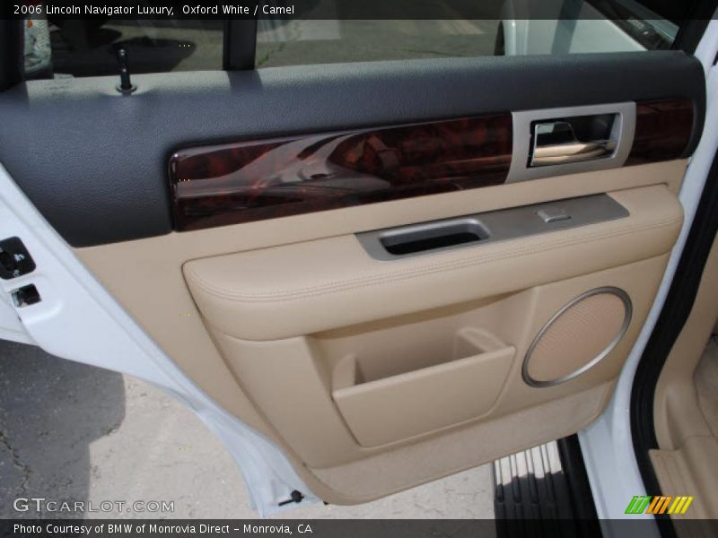 Oxford White / Camel 2006 Lincoln Navigator Luxury
