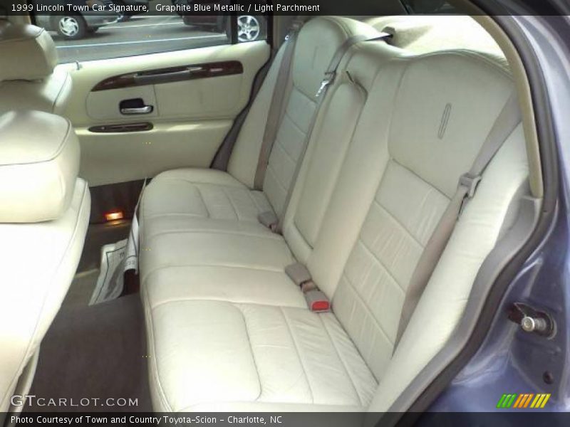  1999 Town Car Signature Light Parchment Interior