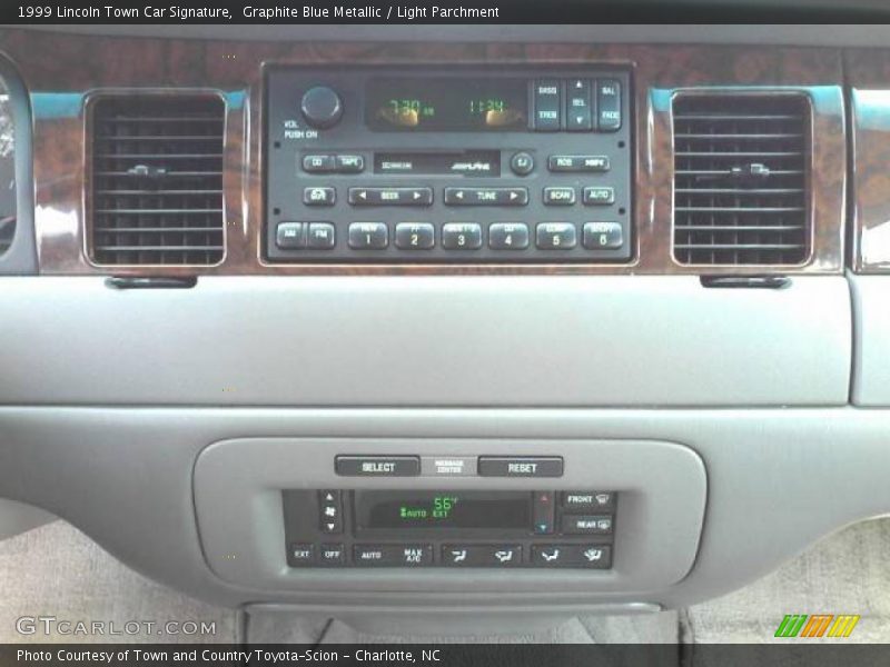 Controls of 1999 Town Car Signature