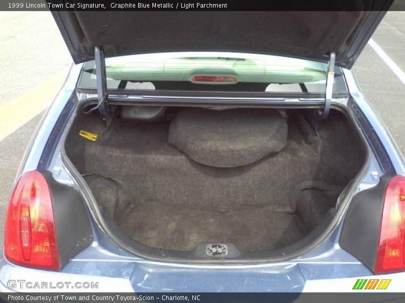  1999 Town Car Signature Trunk