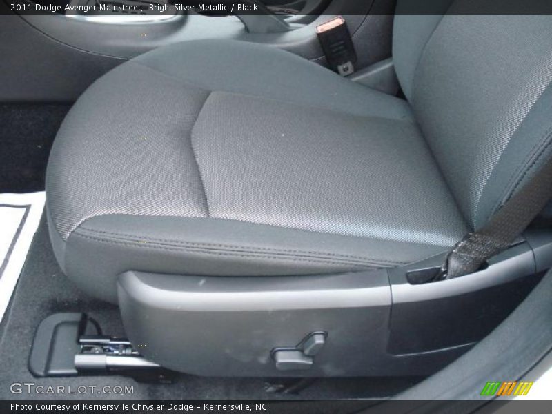 Bright Silver Metallic / Black 2011 Dodge Avenger Mainstreet