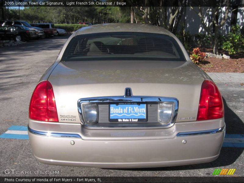Light French Silk Clearcoat / Beige 2005 Lincoln Town Car Signature