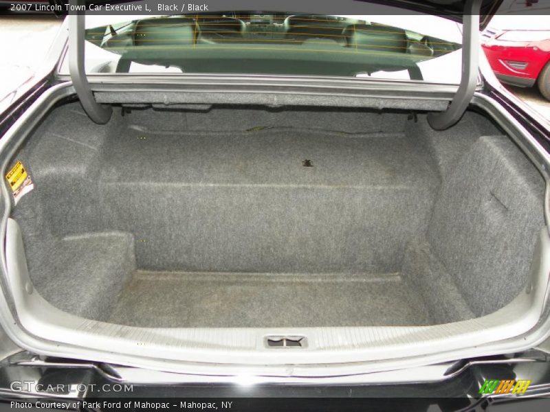 Black / Black 2007 Lincoln Town Car Executive L