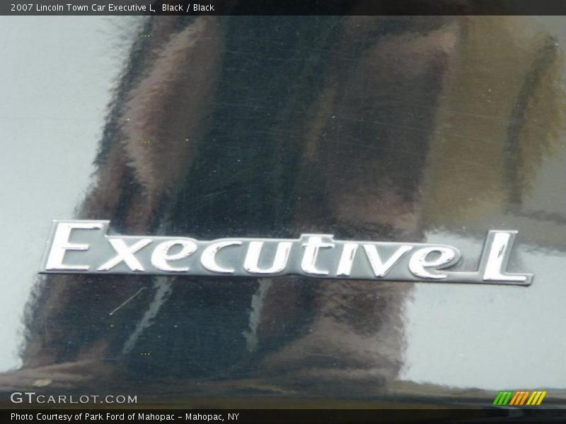  2007 Town Car Executive L Logo