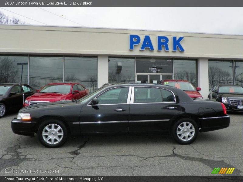 Black / Black 2007 Lincoln Town Car Executive L