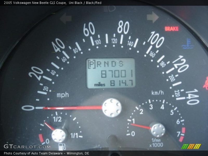 Uni Black / Black/Red 2005 Volkswagen New Beetle GLS Coupe