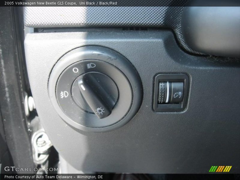 Uni Black / Black/Red 2005 Volkswagen New Beetle GLS Coupe