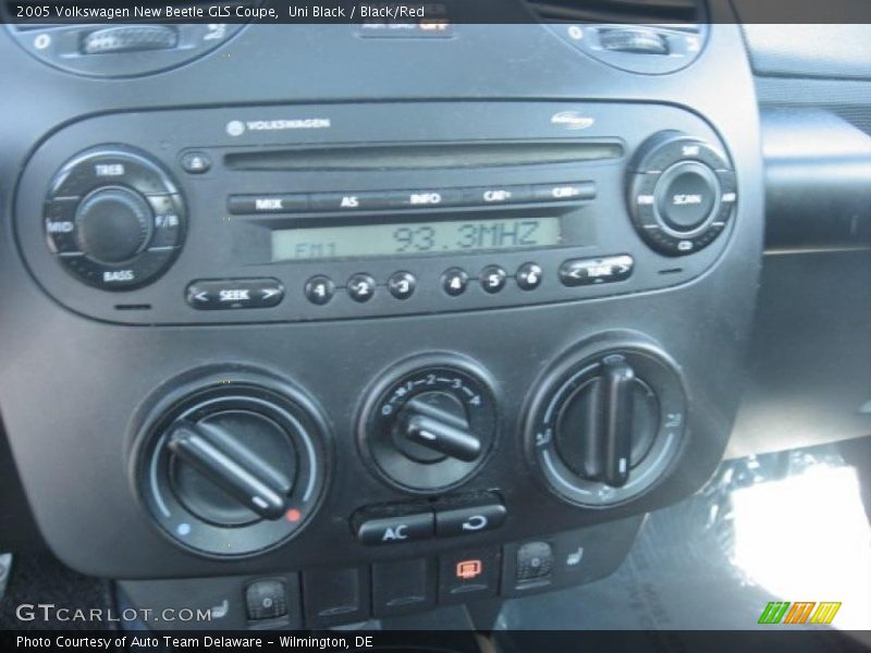 Uni Black / Black/Red 2005 Volkswagen New Beetle GLS Coupe