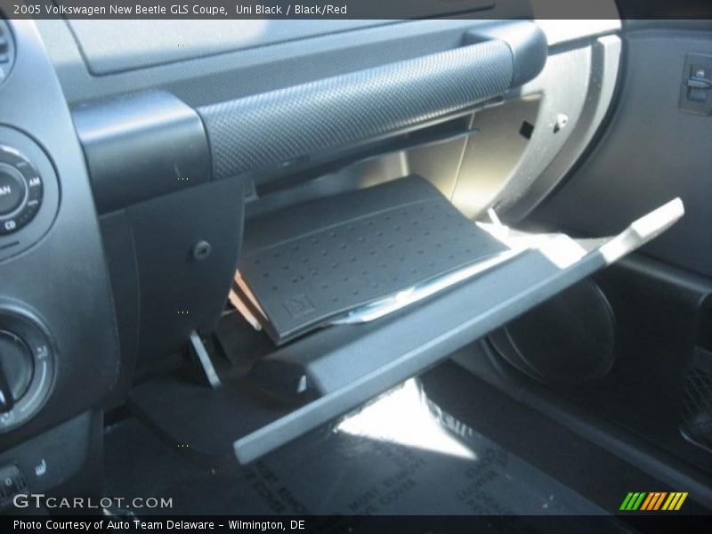 Uni Black / Black/Red 2005 Volkswagen New Beetle GLS Coupe