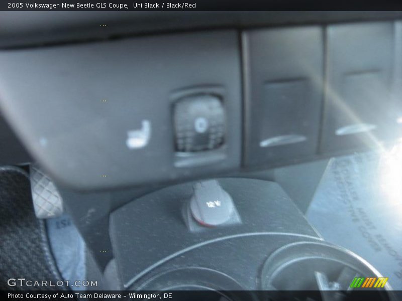 Uni Black / Black/Red 2005 Volkswagen New Beetle GLS Coupe